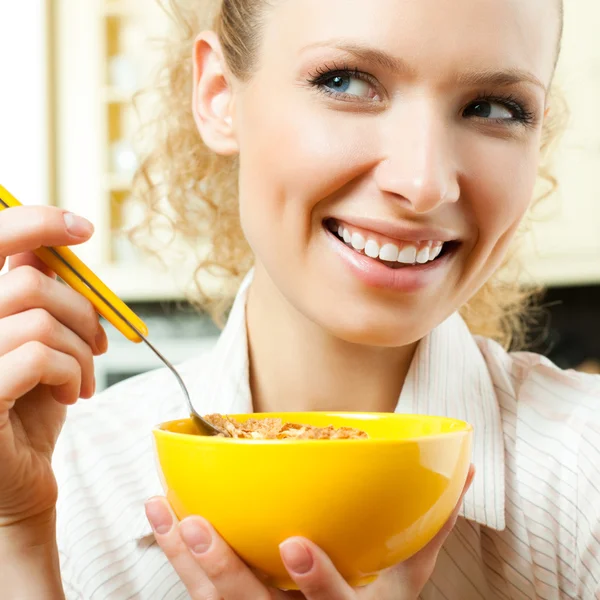 Cheerful woman eating cereal muslin — Stock Photo, Image