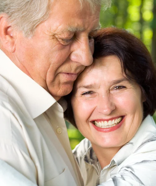 Senior casal feliz abraçando, ao ar livre — Fotografia de Stock
