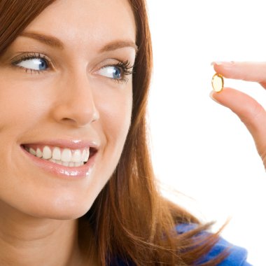 beyaz üzerine omega 3 balık yağı ile neşeli kadın