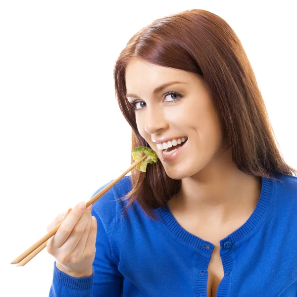 Femme joyeuse mangeant du brocoli, sur blanc — Photo