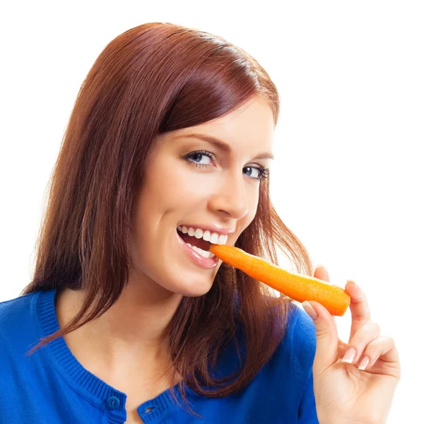 Glad kvinna äta morötter, över vita — Stockfoto