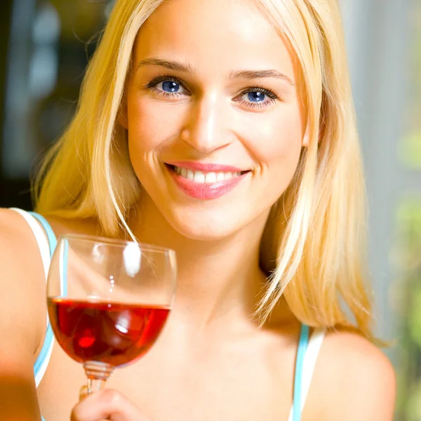 Mujer joven con copa de vino tinto — Foto de Stock