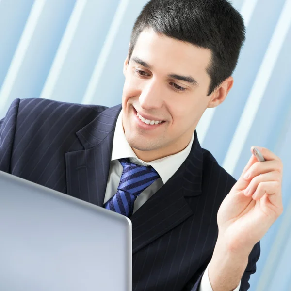 Empresario trabajando con portátil — Foto de Stock