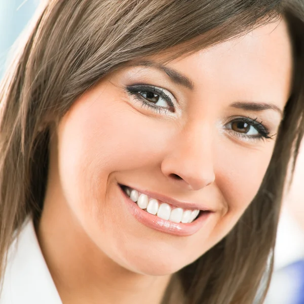 Porträt einer lächelnden Geschäftsfrau im Büro — Stockfoto