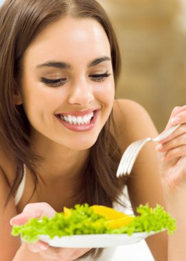 salata, evde genç kadının