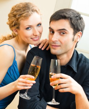 Şampanya ile Çift