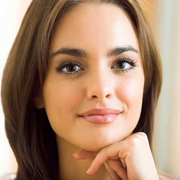 Retrato de mujer joven en casa — Foto de Stock