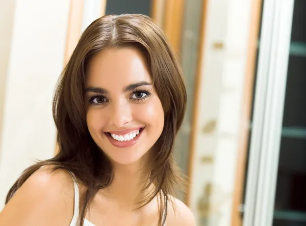 Portrait of young woman at home — Stock Photo, Image