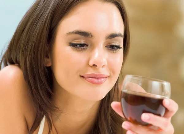 Mujer joven con copa de vino tinto —  Fotos de Stock