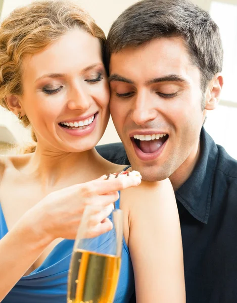 Alegre casal comer biscoitos — Fotografia de Stock