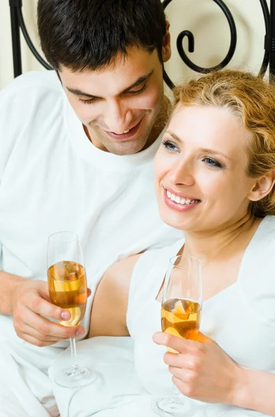 Casal alegre com champanhe — Fotografia de Stock