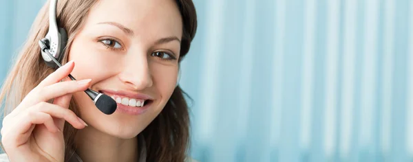 neşeli gülümseyen destek telefonu operatörü-ofis