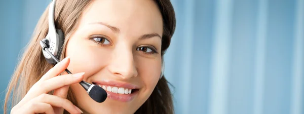 Opérateur de téléphone de soutien souriant joyeux au bureau — Photo