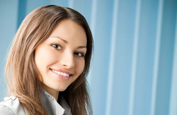 Jonge vrolijke Glimlachende zakenvrouw — Stockfoto