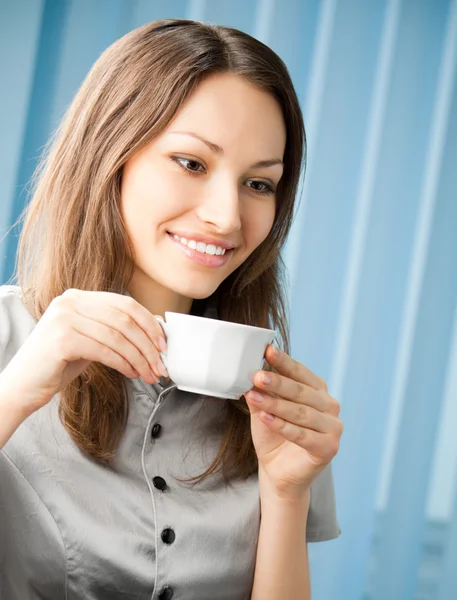 Mulher de negócios sorridente alegre com café — Fotografia de Stock