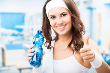 kadın fitness kulübünde su şişe