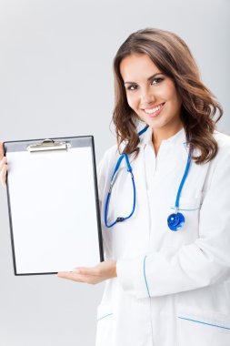 mutlu gülümseyen genç kadın doktor iyi bir jest, gre üzerinde gösterilen