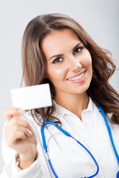 Fiatal női orvos mutatja üres névjegykártya — Stock Fotó