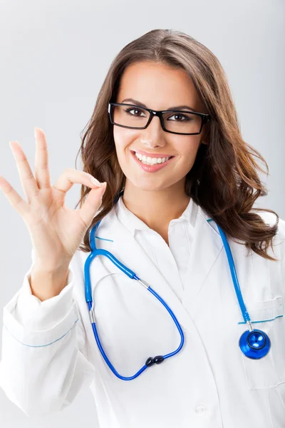 Doctor showing okay gesture, over grey — Stock Photo, Image