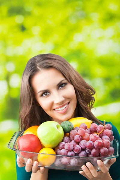 Mulher com prato de frutas, ao ar livre — Fotografia de Stock