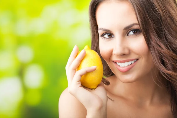 Joven feliz sonriente mujer con limon, al aire libre — Foto de Stock