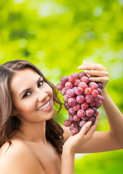 Joven feliz mujer sonriente con uvas, al aire libre —  Fotos de Stock