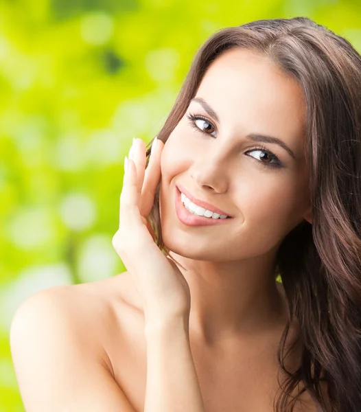 mutlu gülümseyen kadın uzun saçlı, açık havada