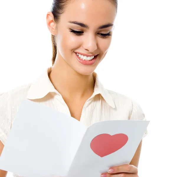 Jovem mulher feliz leitura valentine card, isolado — Fotografia de Stock