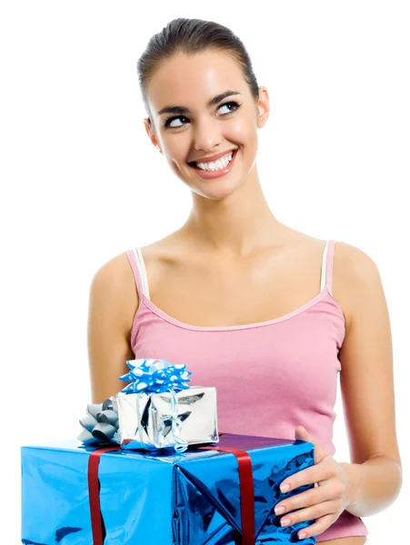 Νεαρός χαμογελαστό γυναίκα με δώρο, απομονωμένη — Φωτογραφία Αρχείου