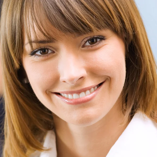 Portrait of happy smiling businesswoman at office — Stock Photo, Image