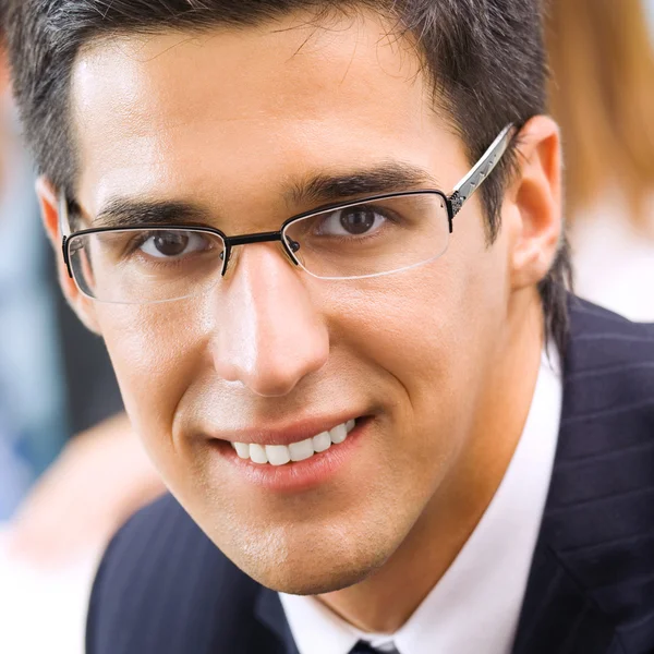 Porträt eines glücklich lächelnden Geschäftsmannes im Büro — Stockfoto