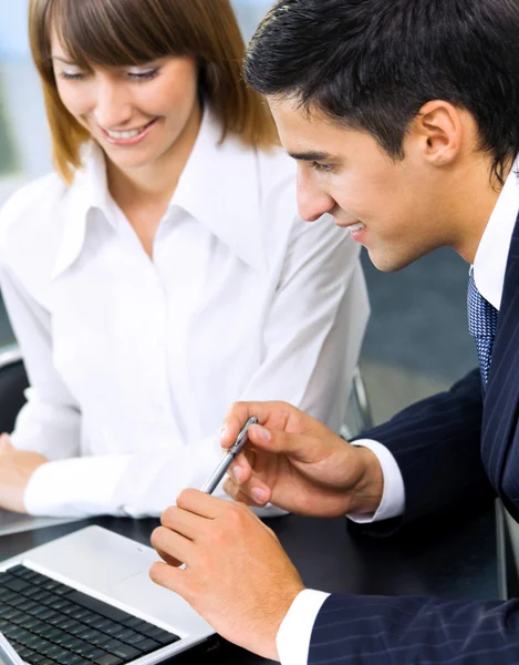 Porträtt av två företagare på kontor — Stockfoto