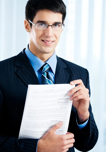 Бізнесмен з документом або контрактом, в офісі — стокове фото