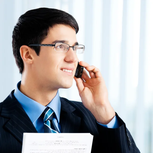 Affärsman med dokument eller kontrakt och telefon — Stockfoto