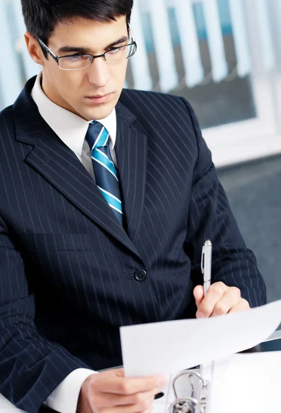 Porträt eines lesenden Geschäftsmannes im Büro — Stockfoto