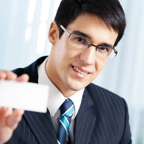Χαμογελώντας επιχειρηματίας δίνει επαγγελματική κάρτα, στο γραφείο — Φωτογραφία Αρχείου