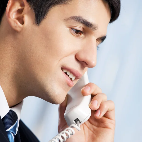 Portret van jonge lachende zakenman of call center werknemers — Stockfoto
