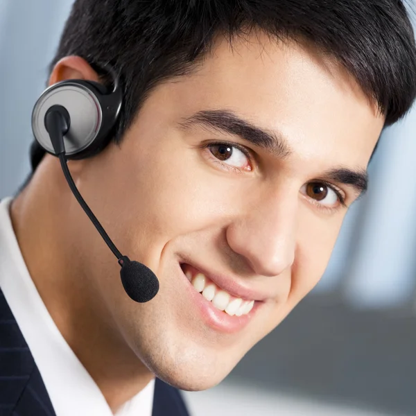 Suporte a operadora de telefone no fone de ouvido no local de trabalho — Fotografia de Stock