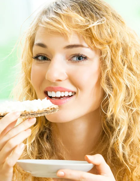 Retrato de una joven feliz comiendo pan crujiente —  Fotos de Stock