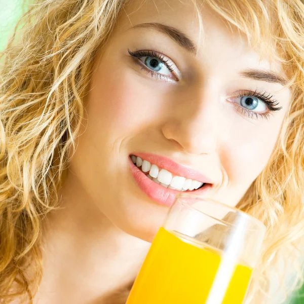 Mulher feliz beber suco — Fotografia de Stock