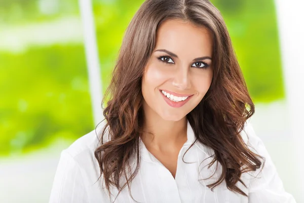 Jeune femme d'affaires souriante et joyeuse au bureau — Photo