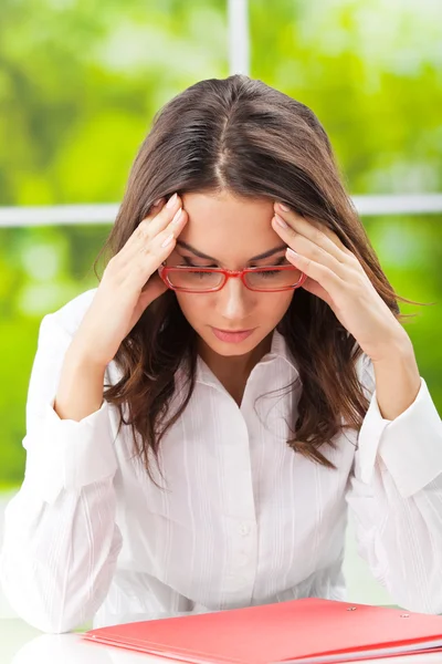 Denken, moe of ziek met hoofdpijn zakenvrouw — Stockfoto