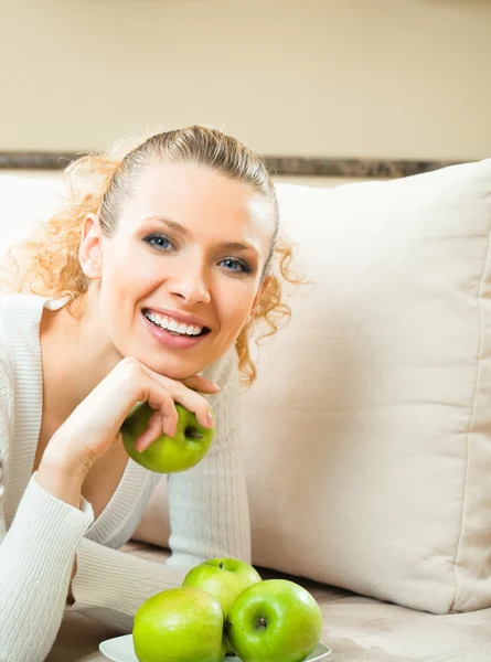 Heureuse femme souriante aux pommes — Photo