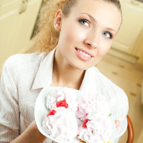 Vrolijke lachende vrouw met plaat van taarten — Stockfoto