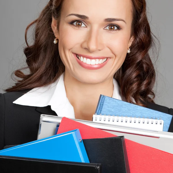 Zakenvrouw met mappen, op grijs — Stockfoto