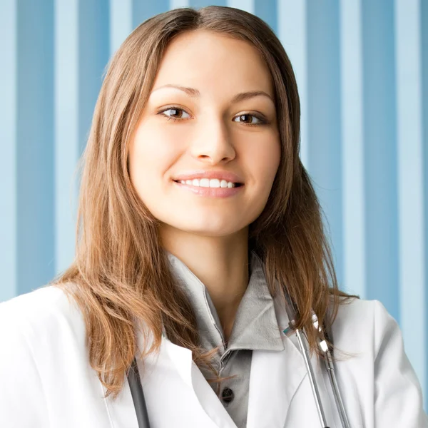 Joyeux médecin féminin au bureau — Photo