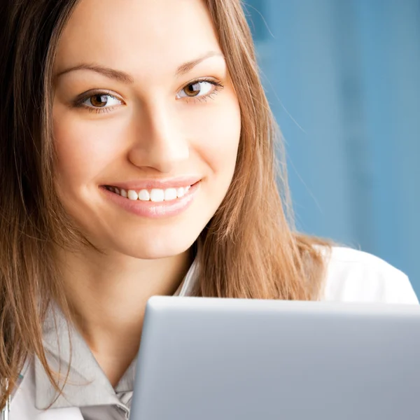 Alegre médico femenino con portátil — Foto de Stock