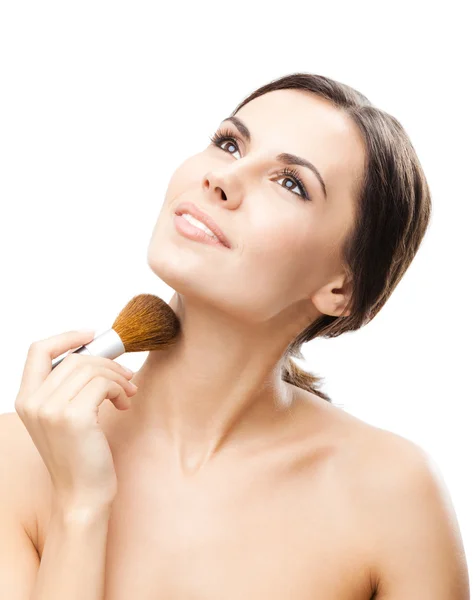 Mujer sonriente con cepillo de maquillaje, aislada — Foto de Stock