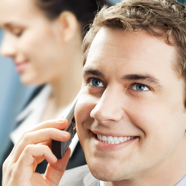 Geschäftsmann mit Handy im Büro — Stockfoto