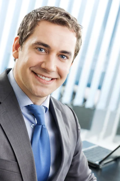 Porträt eines lächelnden Geschäftsmannes im Büro — Stockfoto